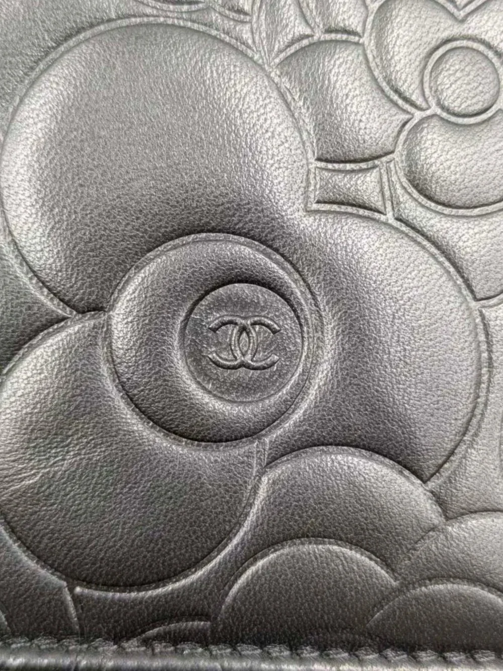 Pre-owned Chanel Camellia Embossed Lambskin Wallet On Chain Black - Picture 8 of 13